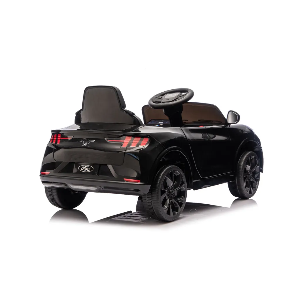 Detail czarnej karoserii auta na akumulator Mustang Mach-E