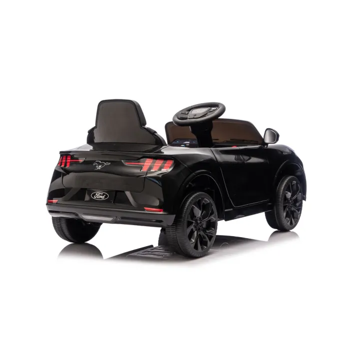 Detail czarnej karoserii auta na akumulator Mustang Mach-E