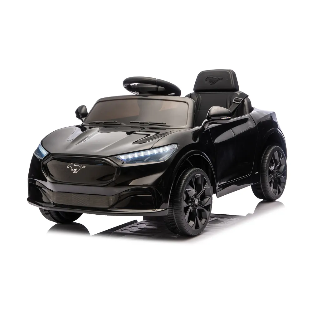 Zbliżenie na koła elektrycznego auta dla dzieci Ford Mustang