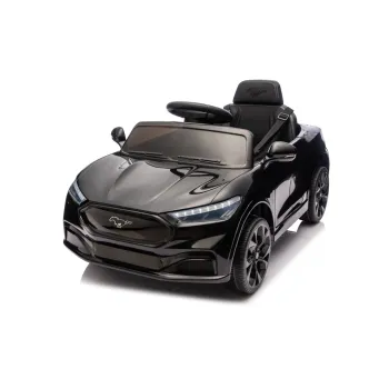 Sylwetka Forda Mustanga Mach-E 24V podczas zabawy na świeżym powietrzu