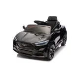 Sylwetka Forda Mustanga Mach-E 24V podczas zabawy na świeżym powietrzu