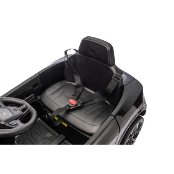 Ford Mustang Mach-E 24V dla dzieci podczas jazdy w ogrodzie