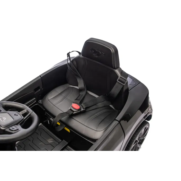 Ford Mustang Mach-E 24V dla dzieci podczas jazdy w ogrodzie