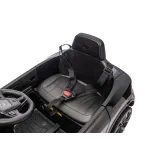 Ford Mustang Mach-E 24V dla dzieci podczas jazdy w ogrodzie