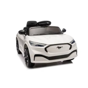 Zbliżenie na szczegóły wnętrza białego pojazdu elektrycznego