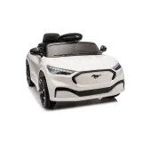 Zbliżenie na szczegóły wnętrza białego pojazdu elektrycznego