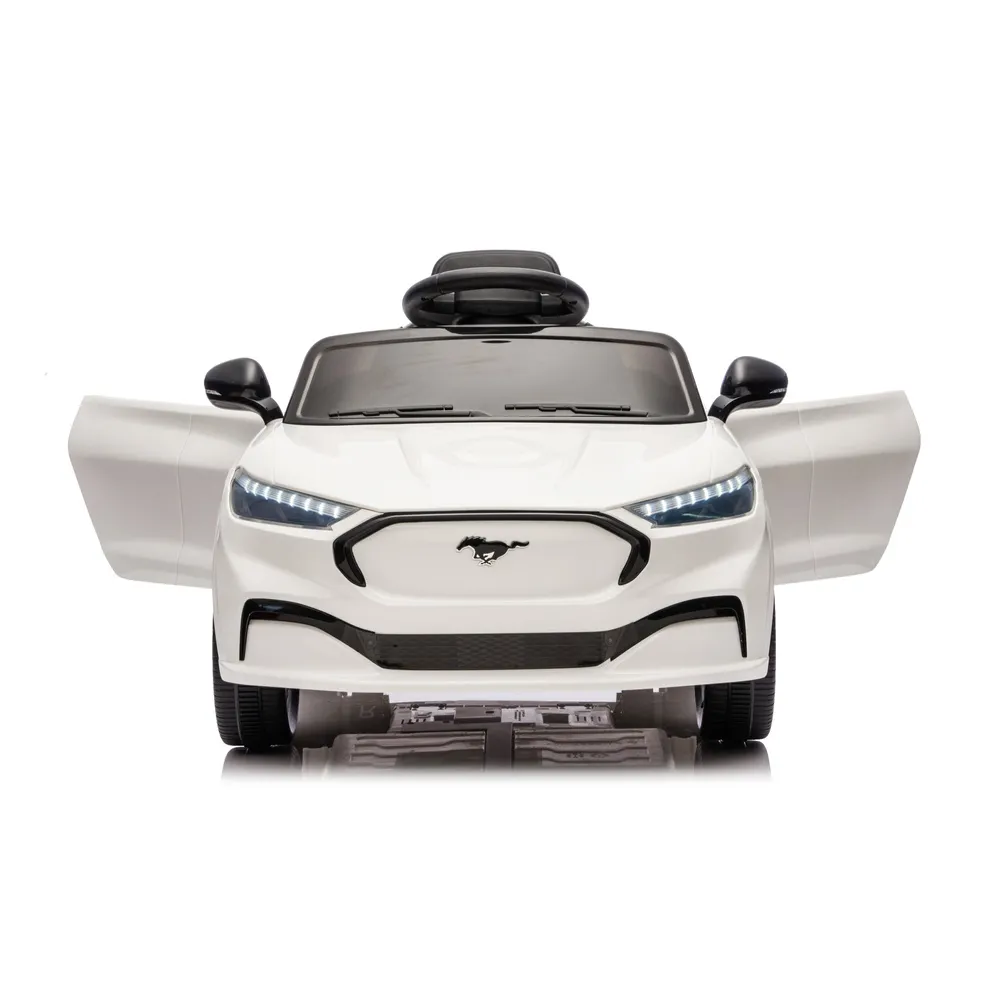 Widok tyłu samochodu elektrycznego Ford Mustang Mach-E dla dzieci