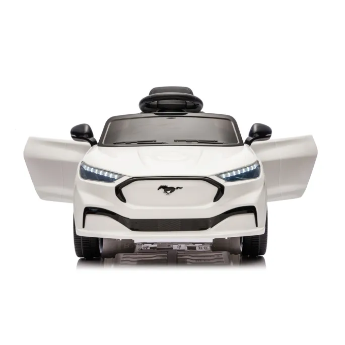 Widok tyłu samochodu elektrycznego Ford Mustang Mach-E dla dzieci
