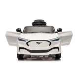 Widok tyłu samochodu elektrycznego Ford Mustang Mach-E dla dzieci