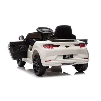 Auto Ford Mustang Mach-E stojące na tle pokoju dziecięcego