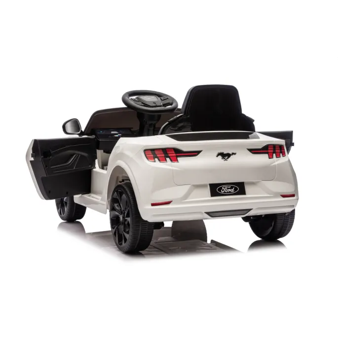 Auto Ford Mustang Mach-E stojące na tle pokoju dziecięcego