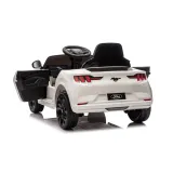 Auto Ford Mustang Mach-E stojące na tle pokoju dziecięcego