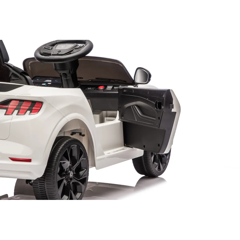 Detal felgi w białym aucie na akumulator Ford Mustang Mach-E