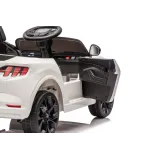 Detal felgi w białym aucie na akumulator Ford Mustang Mach-E