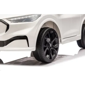 Realistyczne światła w aucie elektrycznym Ford Mustang Mach-E białym