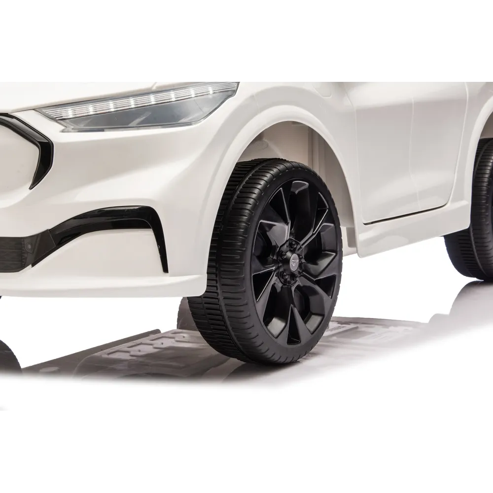 Realistyczne światła w aucie elektrycznym Ford Mustang Mach-E białym