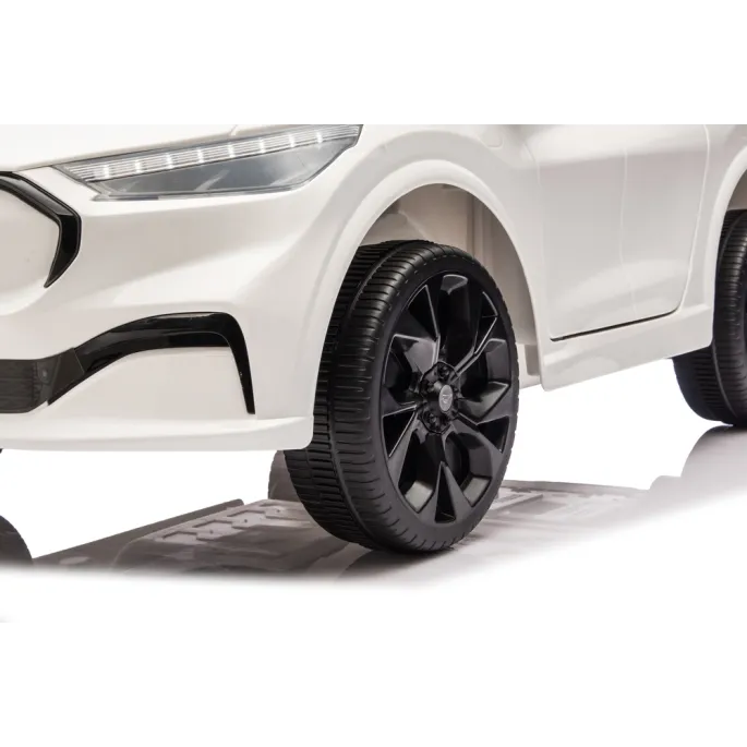 Realistyczne światła w aucie elektrycznym Ford Mustang Mach-E białym