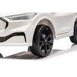 Realistyczne światła w aucie elektrycznym Ford Mustang Mach-E białym