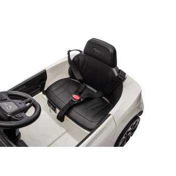 Auto na akumulator Ford Mustang Mach-E podczas zabawy na zewnątrz