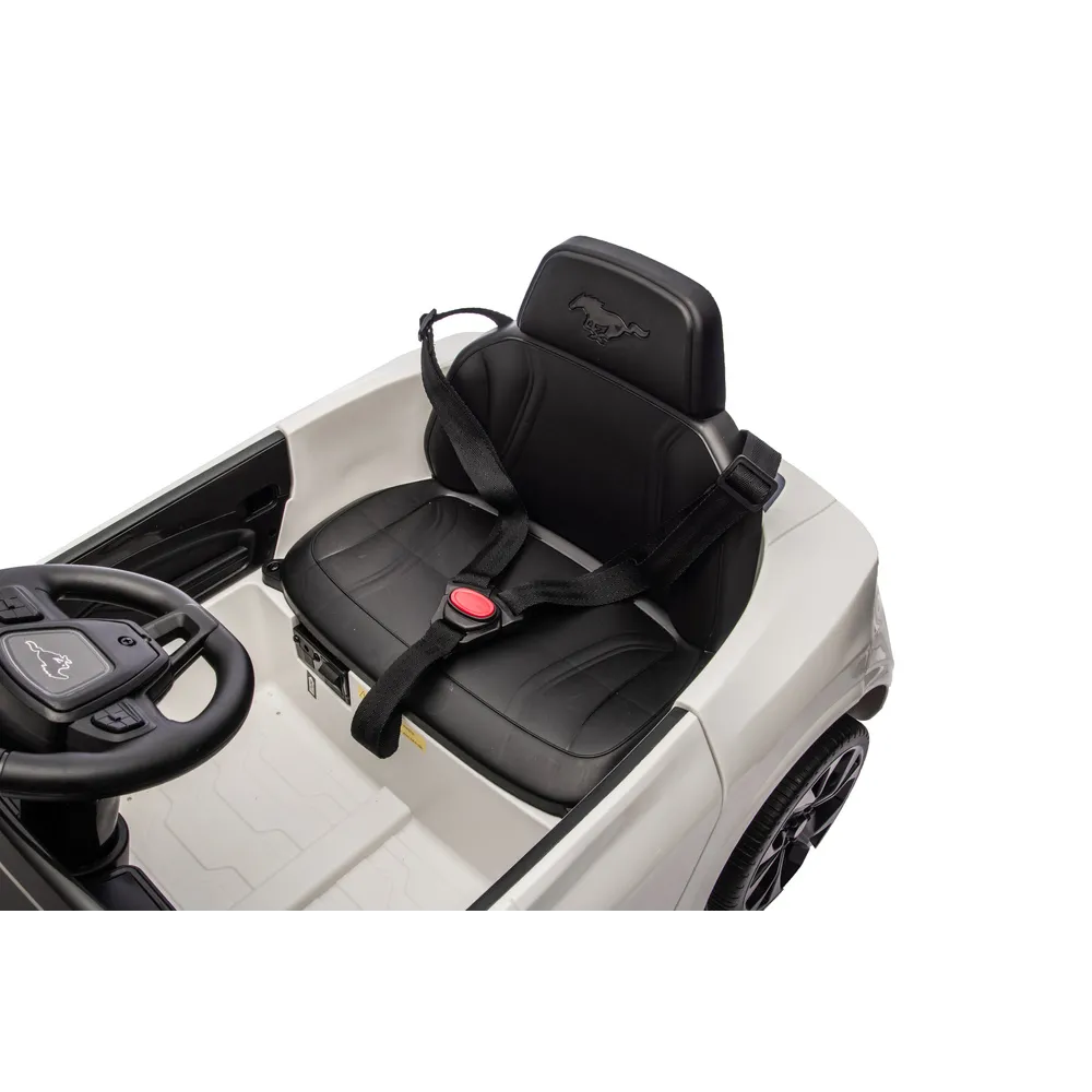 Auto na akumulator Ford Mustang Mach-E podczas zabawy na zewnątrz