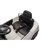 Auto na akumulator Ford Mustang Mach-E podczas zabawy na zewnątrz