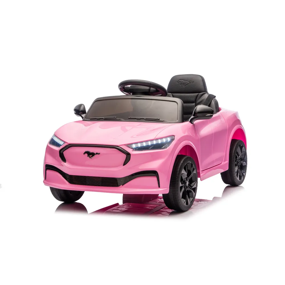 różowy samochód elektryczny dla dzieci na tle białej ściany