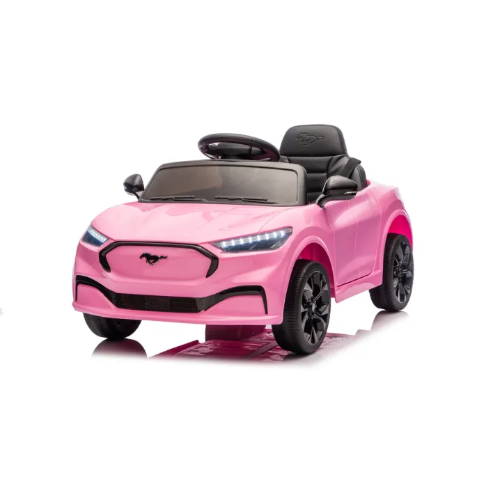 różowy samochód elektryczny dla dzieci na tle białej ściany