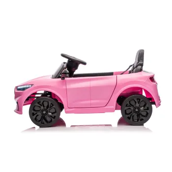 zbliżenie na karoserię auta ford mustang mach-e różowego