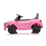 zbliżenie na karoserię auta ford mustang mach-e różowego