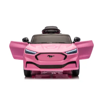 dziecięcy samochód na akumulator podczas zabawy na zewnątrz