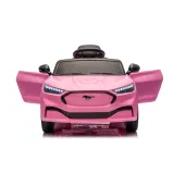 dziecięcy samochód na akumulator podczas zabawy na zewnątrz