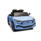 zbliżenie na charakterystyczny grill mustang mach-e niebieski auto na akumulator