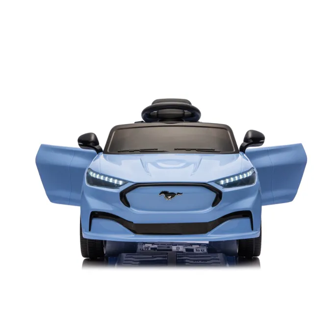 dziecięcy pojazd elektryczny mustang mach-e w ogrodzie
