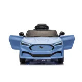 dziecięcy pojazd elektryczny mustang mach-e w ogrodzie