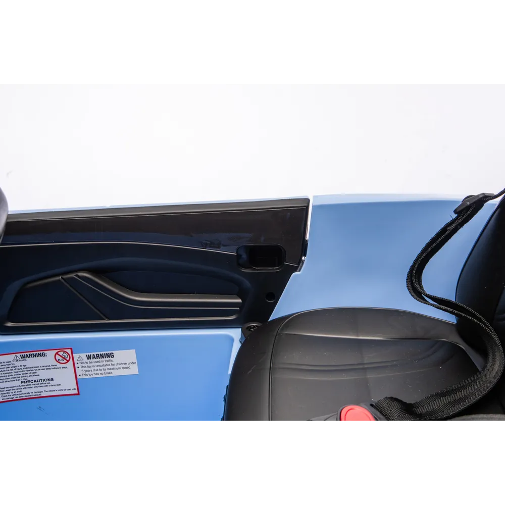 pojazd elektryczny dla dzieci mustang mach-e podczas zabawy na podjeździe