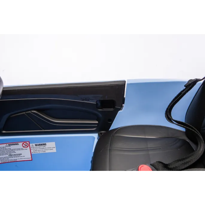 pojazd elektryczny dla dzieci mustang mach-e podczas zabawy na podjeździe