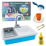 elektryczny zlewozmywak zabawkowy z akcesoriami na białym tle