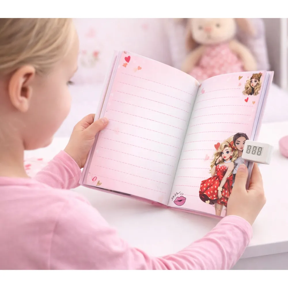 Notatnik z ozdobną okładką i motywem serduszek