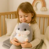 wygodna przytulanka dla dzieci w kształcie chomika z bocznymi otworami na dłonie