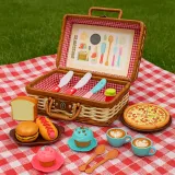 Zbliżenie na kolorowe zabawkowe jedzenie w zestawie piknikowym