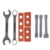 Akcesoria i narzędzia do zabawy manualnej obok warsztatu dla dzieci