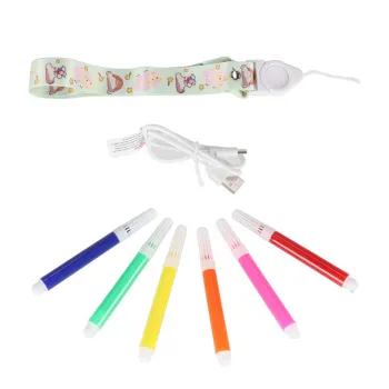 użytkownik trzyma aparat fotograficzny natychmiastowy w dłoniach