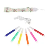 użytkownik trzyma aparat fotograficzny natychmiastowy w dłoniach