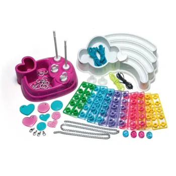 Różnorodne elementy z metalicznym wykończeniem z zestawu