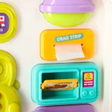 Kolorowe detale edukacyjnej tablicy dla maluchów