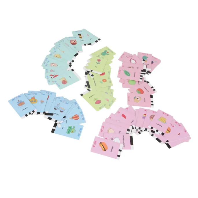 zestaw kreatywny z robotem i fiszkami ułożonymi obok