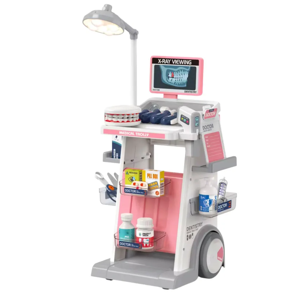 Zbliżenie na otwieraną szczękę z akcesoriami dentystycznymi obok wózka