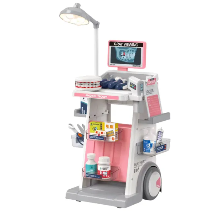 Zbliżenie na otwieraną szczękę z akcesoriami dentystycznymi obok wózka