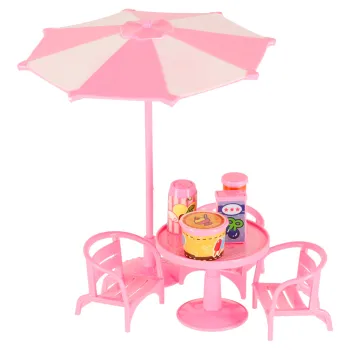 Zbliżenie na miniaturowe krzesła i stolik przy samochodzie lodziarni