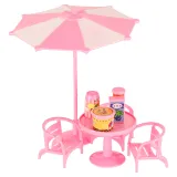 Zbliżenie na miniaturowe krzesła i stolik przy samochodzie lodziarni